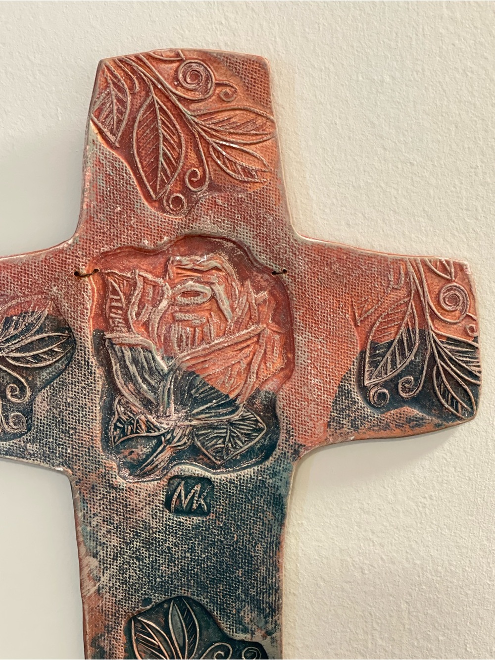 Handmade Studio Pottery Rose Wall Cross Signed MK 11” x 9” - Picture 4 of 8